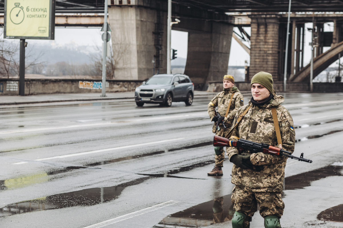 EuropaPress 4286386 dos milicianos ucranianos controlan carretera marzo 2022 kiev ucrania