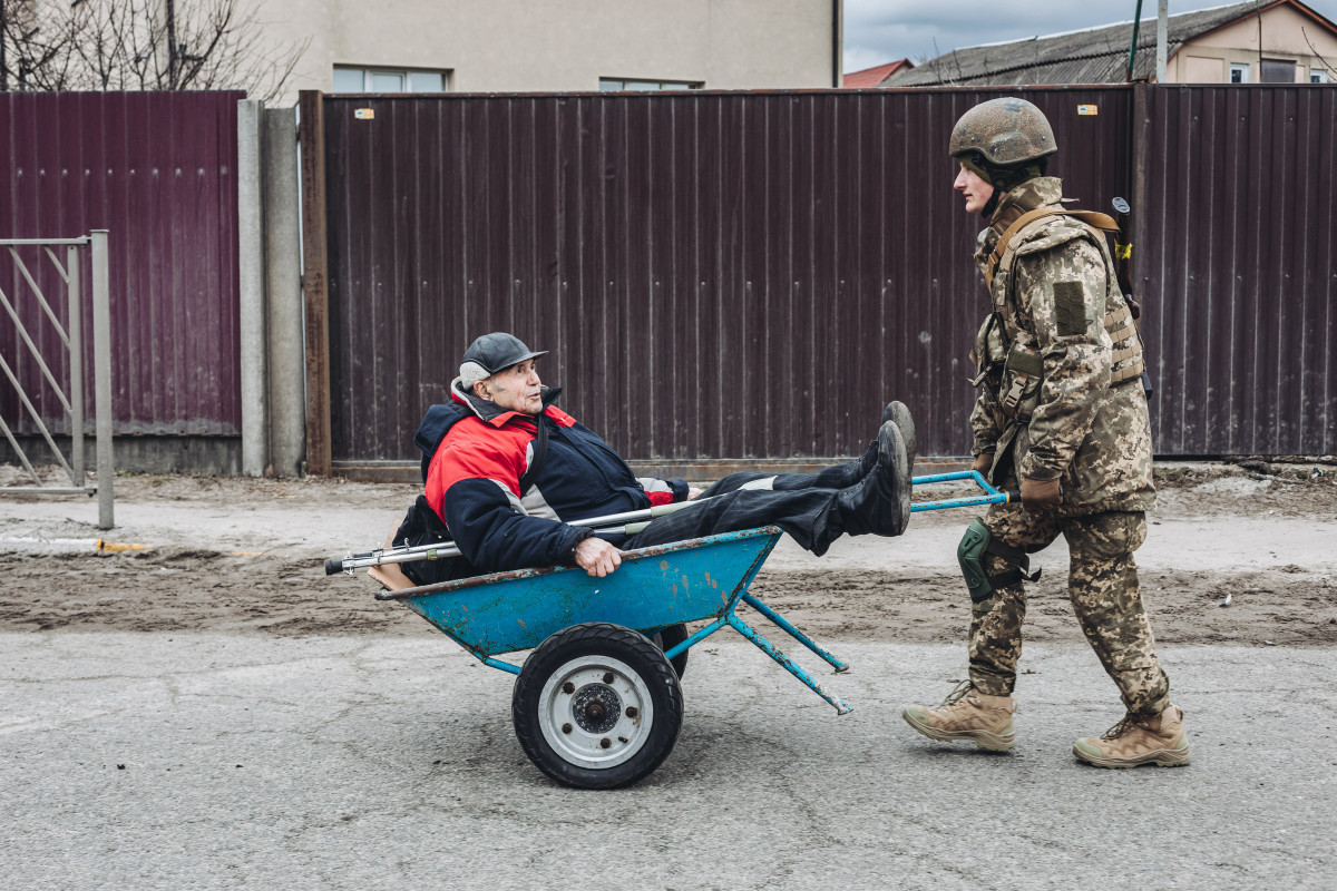 EuropaPress 4293293 hombre mayor transportado carretilla soldado ucraniano marzo 2022 irpin
