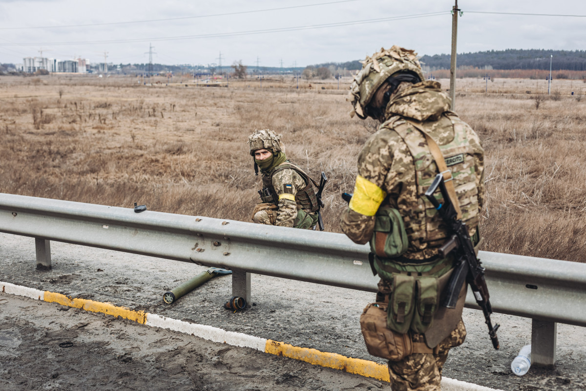 EuropaPress 4290690 dos soldados ejercito ucraniano caminan carretera irpin marzo 2022 irpin