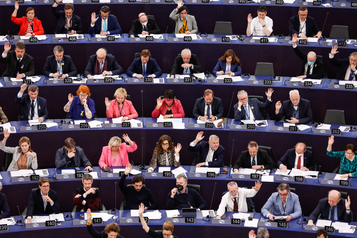 EuropaPress 4429858 eurodiputados votan sesion plenaria