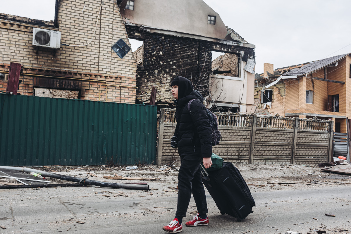 EuropaPress 4293320 persona camina frente casa destruida bombardeo marzo 2022 irpin ucrania