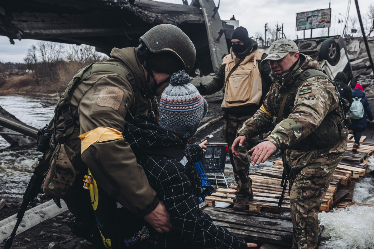 EuropaPress 4297762 soldados ayudan cruzar rio nino marzo 2022 irpin ucrania ejercito ucrania