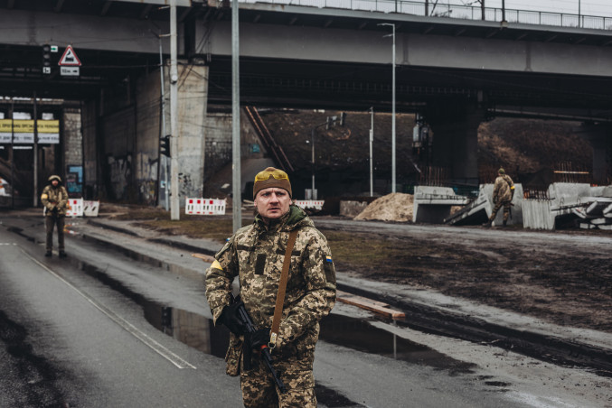 EuropaPress 4286403 miliciano ucraniano controla carretera marzo 2022 kiev ucrania autoridades (1)