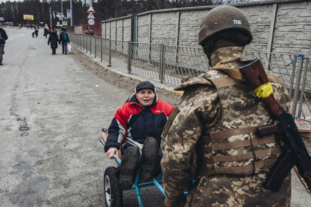 EuropaPress 4293291 hombre mayor transportado carretilla soldado ucraniano marzo 2022 irpin