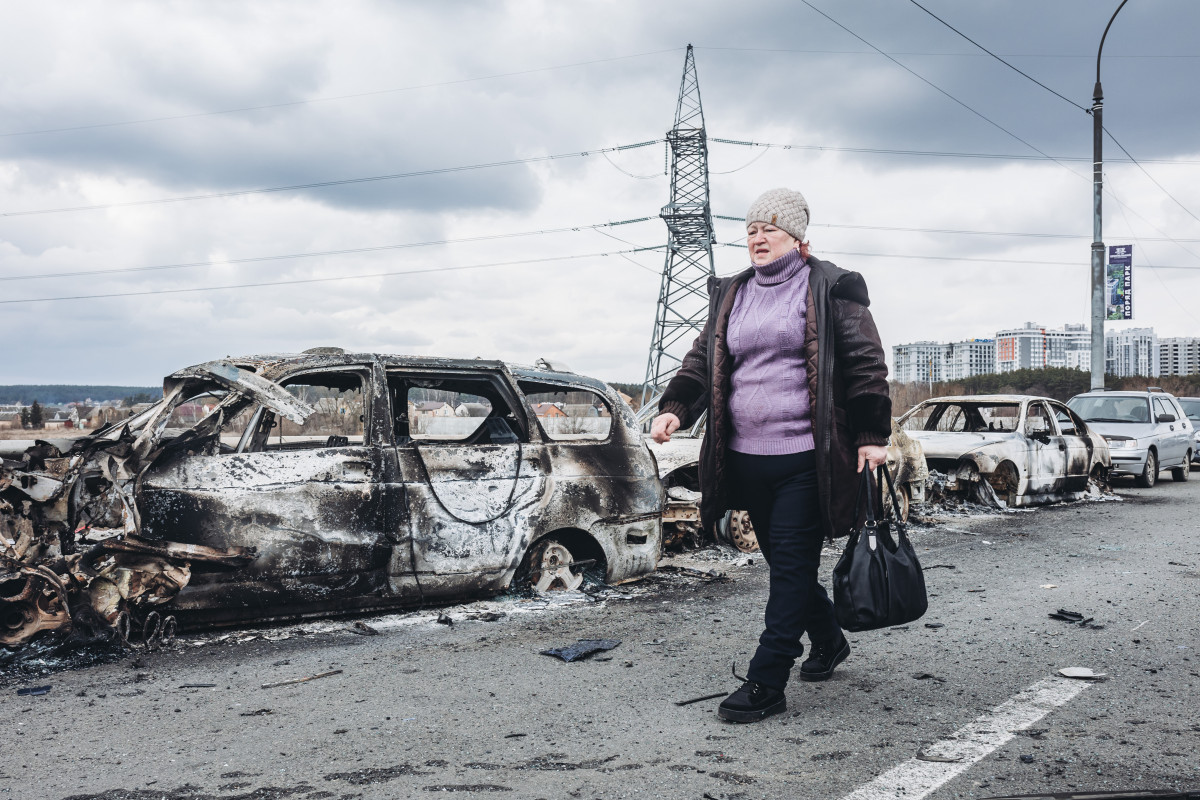 EuropaPress 4297765 mujer camina delante coches quemados puente irpin marzo 2022 irpin ucrania