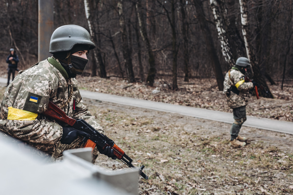 EuropaPress 4294856 soldado ejercito ucraniano observa posicion marzo 2022 irpin ucrania alto