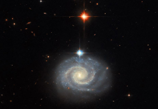 Powyższe zdjęcie z Kosmicznego Teleskopu Hubble'a przedstawia jasną galaktykę spiralną znaną jako MCG-01-24-014, położoną około 275 milionów lat świetlnych od Ziemi.