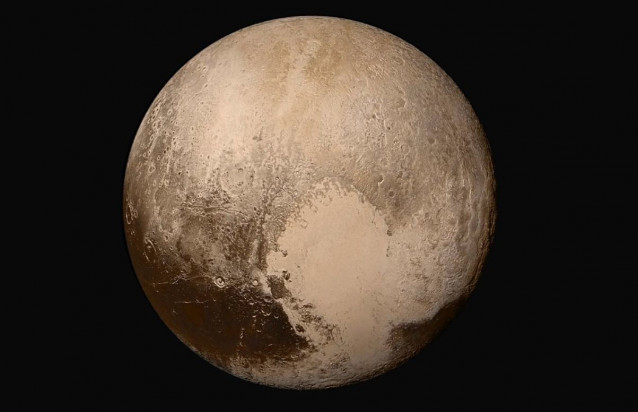 Nuestras imágenes del Long Range Reconnaissance Imager (LORRI) de New Horizons de la NASA se combinaron con datos de color del instrumento Ralph para crear esta vista global de Plutón.
