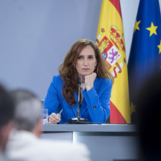 La ministra de Sanidad, Mónica García, interviene durante una rueda de prensa posterior a la reunión del Consejo de Ministros, en el Palacio de la Moncloa, a 16 de abril de 2024, en Madrid (España