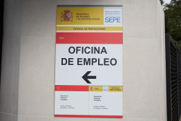 Vista de las indicaciones de una oficina de empleo del SEPE del Barrio del Pilar, a 2 de abril de 2024, en Madrid (España).