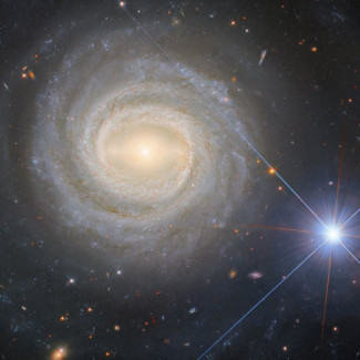 Esta imagen del Telescopio Espacial Hubble de NASA/ESA muestra la galaxia espiral barrada NGC 3783.