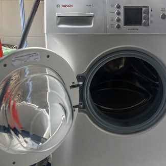 Archivo - Una lavadora, el cuarto día de récord consecutivo en el precio de la luz, a 12 de agosto de 2021, en Madrid (España). El precio medio de la luz en el mercado mayorista vuelve a tocar este