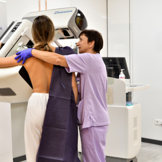 Archivo - Una mujer se realiza una mamografía.