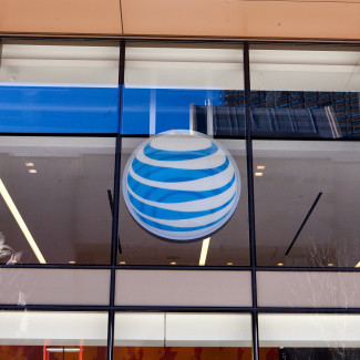 Archivo - Logo de la teleco estadounidense AT&T en una de sus tiendas de Boston.