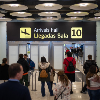 Puerta 10 de llegadas de la terminal T4 del Aeropuerto Adolfo Suárez Madrid Barajas.