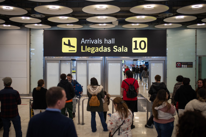 Puerta 10 de llegadas de la terminal T4 del Aeropuerto Adolfo Suárez Madrid Barajas.