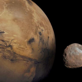 Marte está acompañado por dos lunas con cráteres: una luna interior llamada Fobos y una luna exterior llamada Deimos.