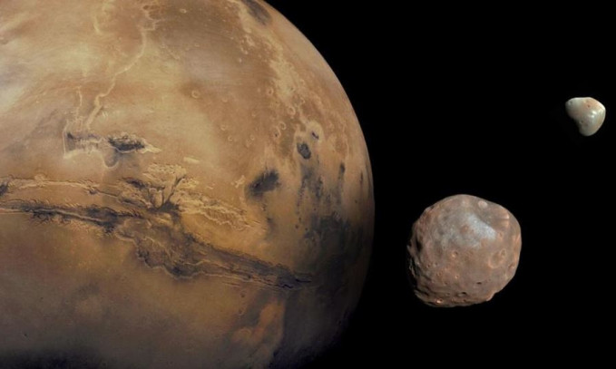 Marte está acompañado por dos lunas con cráteres: una luna interior llamada Fobos y una luna exterior llamada Deimos.