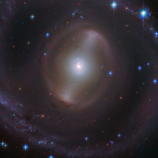 Esta imagen del Telescopio Espacial Hubble de NASA/ESA muestra la galaxia NGC 2217.