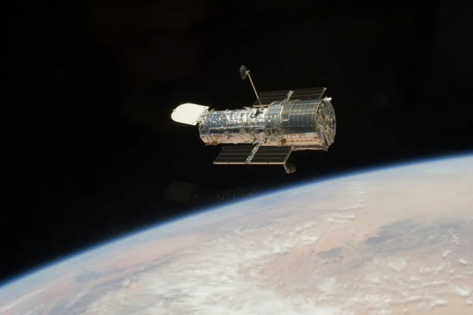 El Telescopio Espacial Hubble visto desde el transbordador espacial Atlantis (STS-125) en mayo de 2009, durante el quinto y último servicio del observatorio en órbita.