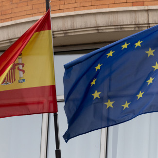 Archivo - Una bandera de la Unión Europea junto a una bandera de España, a 3 de enero de 2024, en Madrid (España).