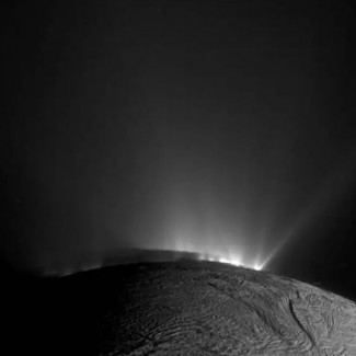 Archivo - La nave espacial Cassini de la NASA capturó esta imagen de Encélado el 30 de noviembre de 2010. La sombra del cuerpo de Encelado en las partes inferiores de los chorros es claramente visib