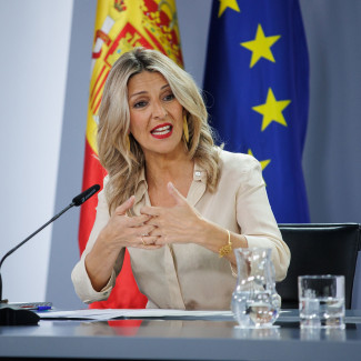 La vicepresidenta segunda y Ministra de Trabajo y Economía Social, Yolanda Díaz, durante una rueda de prensa posterior a la reunión del Consejo de Ministros, a 30 de abril de 2024, en Madrid (Espa