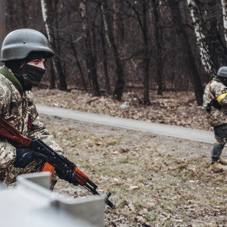 EuropaPress 4294856 soldado ejercito ucraniano observa posicion marzo 2022 irpin ucrania alto (2)