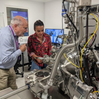 El profesor David Jamieson y la doctora Maddison Coke de la Universidad de Manchester inspeccionan el sistema de haz de iones enfocado utilizado para purificar el silicio en la Universidad de Manchest