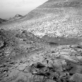 Imagen tomada por el rover Curiosity de la NASA de un terreno accidentado de Marte.