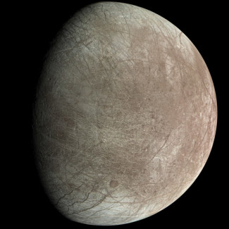 Las imágenes de Juno muestran las fracturas, crestas y bandas que atraviesan la superficie de la luna Europa.