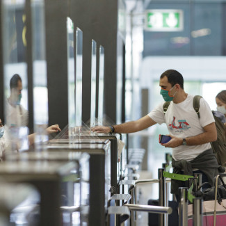 Archivo - Pasajeros con sus maletas en las instalaciones de la Terminal T4 del Aeropuerto Adolfo Suárez Madrid-Barajas