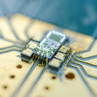 El chip cuántico de silicio ePIC, montado en una placa de circuito impreso para pruebas y similar a una placa base dentro de una computadora personal.