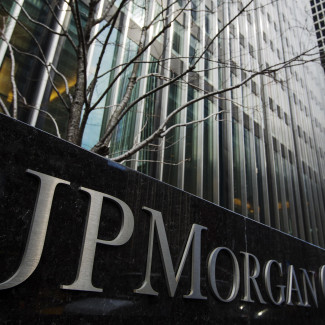 Archivo - Logo de JP Morgan Chase & Co. en su sede en Nueva York (Estados Unidos).
