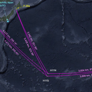 Ubicación de las estaciones hidroacústicas H11N y H11S de la OTPCE (triángulos blancos); la ubicación del impacto de tres aviones (indicados en amarillo): F-35a, vuelo 810 de Transair y vuelo 991 
