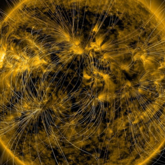 Esta ilustración muestra los campos magnéticos del sol sobre una imagen capturada por el Observatorio de Dinámica Solar de la NASA el 12 de marzo de 2016.