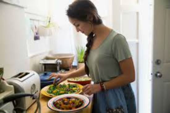Mujer cocinando ok