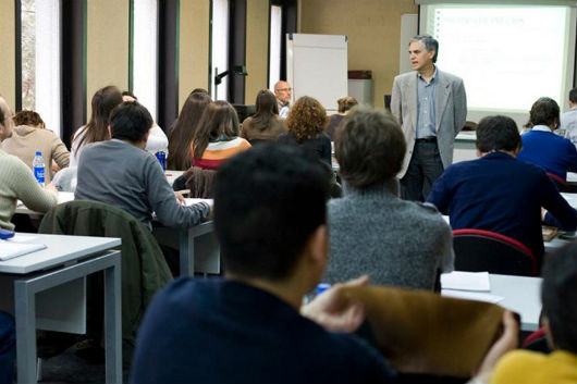 Profesor universitario en clases  ok