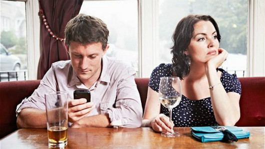 Pareja con celular