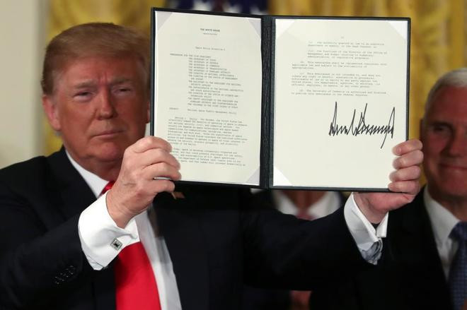 Trump con orden firmada