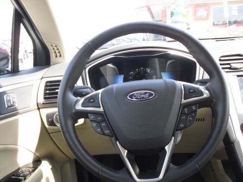 Ford Fusion híbrido volante 500x375