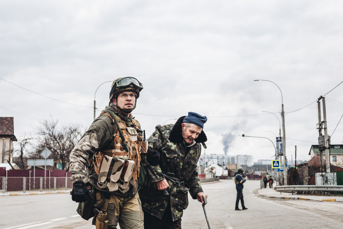 EuropaPress 4294822 soldado ayuda anciano escapar bombardeo marzo 2022 irpin ucrania alto fuego