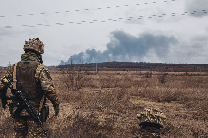EuropaPress 4290688 soldado ejercito ucraniano observa humo bombardeos marzo 2022 irpin ucrania