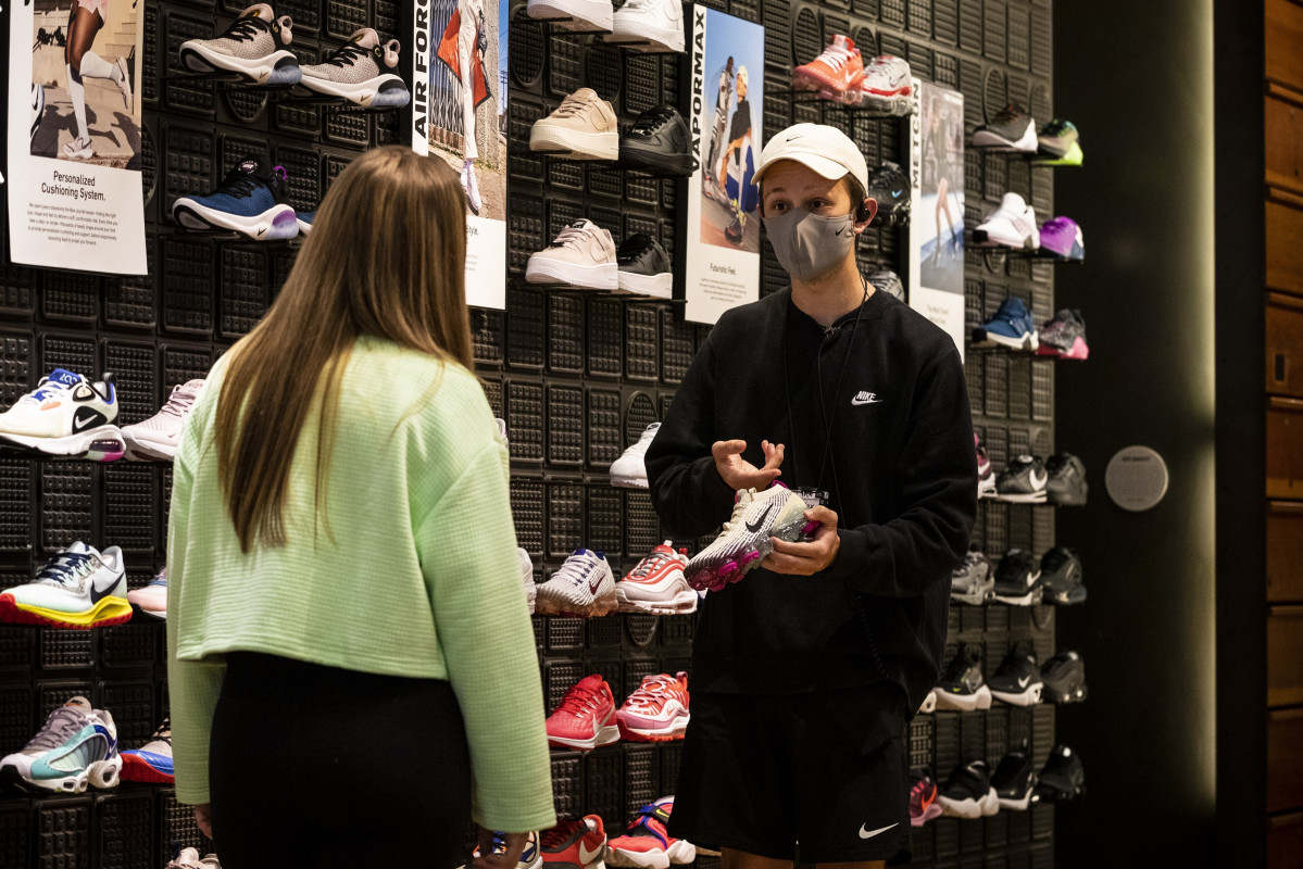 EuropaPress 3175293 dependiente tienda nike mascarilla reapertura tiendas crisis coronavirus