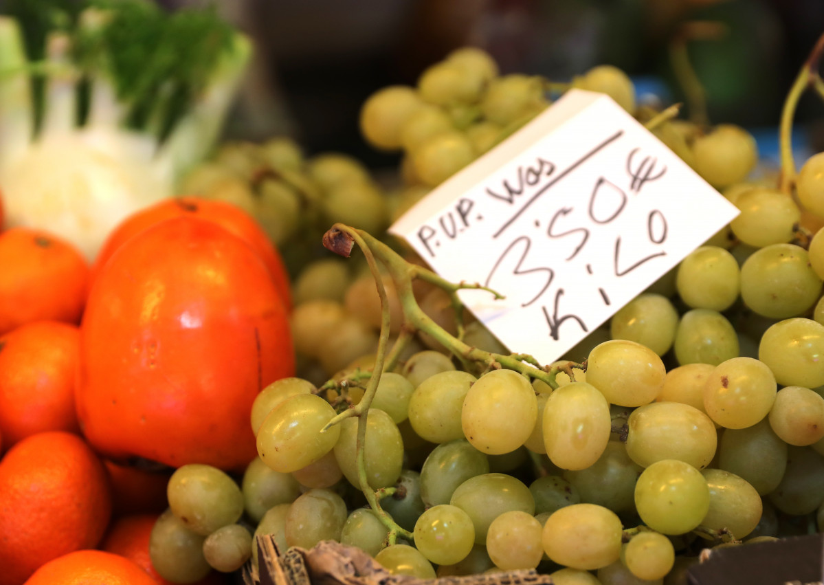 EuropaPress 4151686 uvas caquis mercado san isidro 17 diciembre 2021 madrid espana san isidro