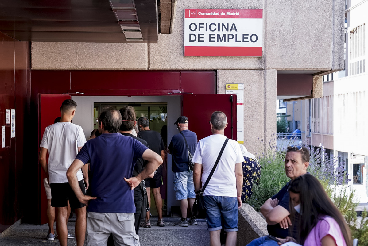 EuropaPress 4554401 varias personas esperan entrar oficina desempleo azca julio 2022 madrid