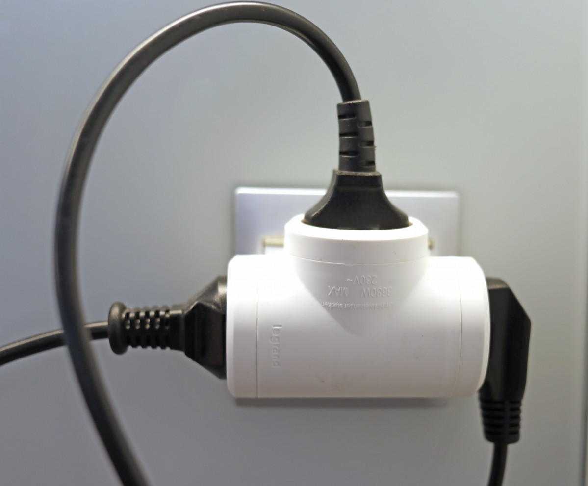 EuropaPress 4039382 varios cables conectados ladron enchufe 28 octubre 2021 madrid espana