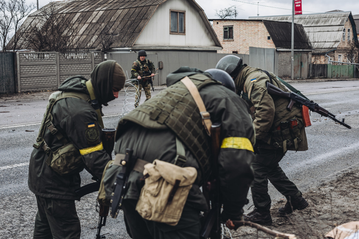 EuropaPress 4290704 varios soldados ejercito ucraniano colocan alambrada marzo 2022 marzo 2022 (1)