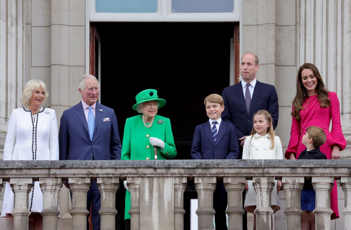 EuropaPress 4502060 reina isabel ii junto familia balcon palacio buckingham jubileo platino