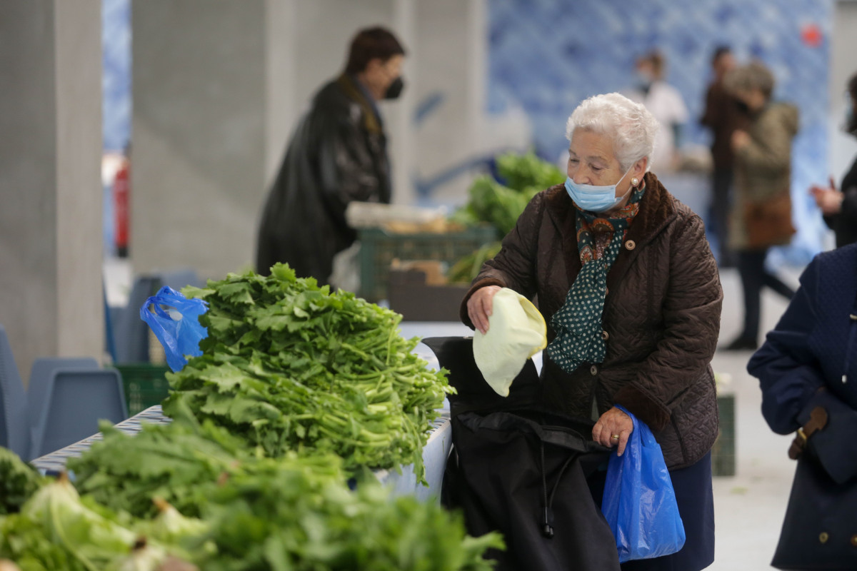 EuropaPress 4335055 mujer compra verduras puesto local verduras productos campo mercado